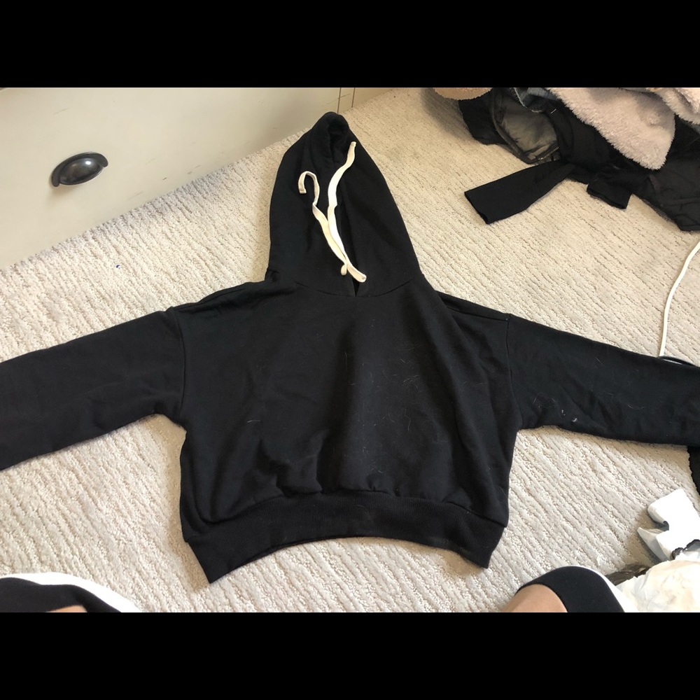cropped black sweatshirt